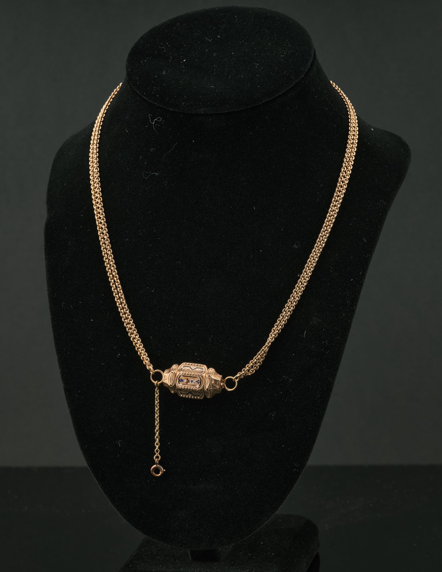 Null 18K750千分之一黄金项链，圆形网眼，扣子为珍珠状，并以多色珐琅强化。带安全链的棘轮扣。保证标志马头（1838 - 1919）。长度：42厘米。毛重&hellip;
