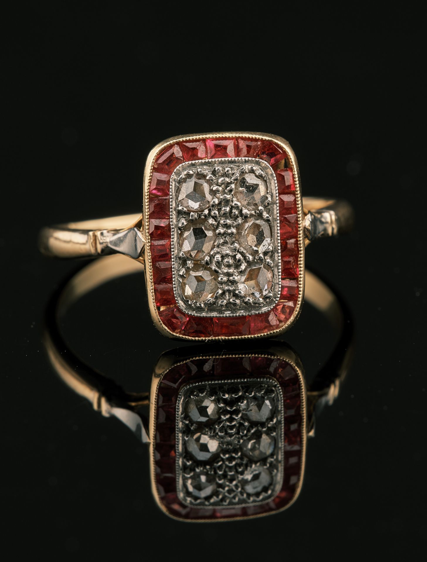 Null 18K黄金戒指，长方形表圈以六颗玫瑰切割钻石为中心，周围是校准的红宝石。手指大小：56 - 毛重：3,10g