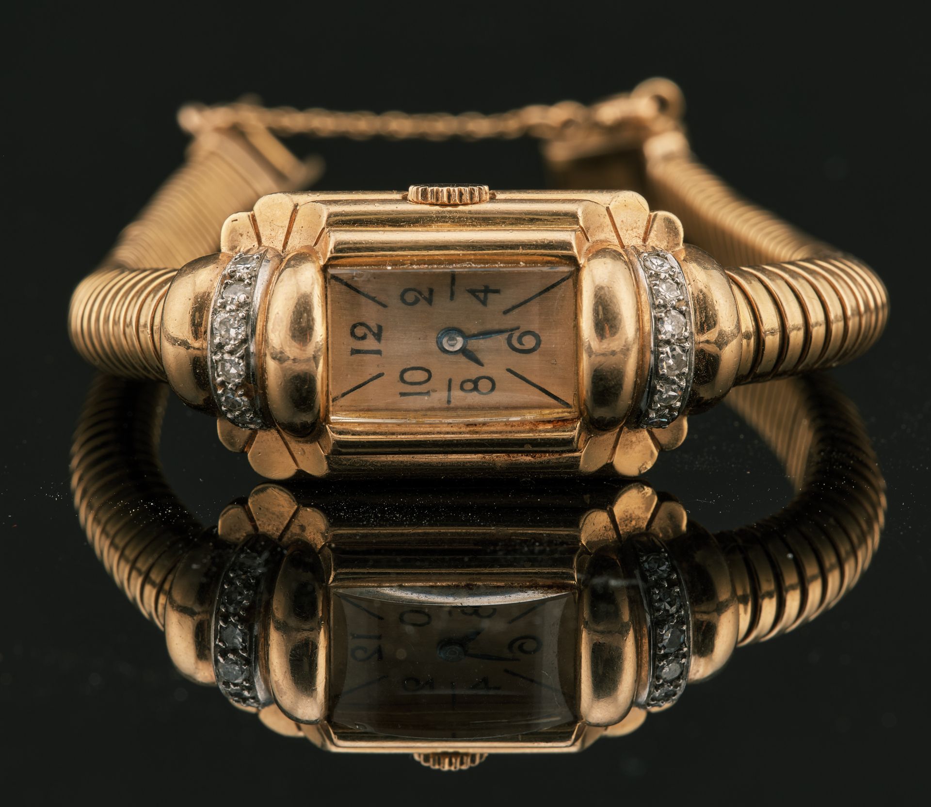 Null 复古风格的女士腕表，18K黄金750千分之一，机械机芯。

矩形表壳，阶梯式滚动表圈，部分镶嵌玫瑰切割钻石，凹槽式表冠，夹式表背。

鎏金表盘，黑漆阿&hellip;