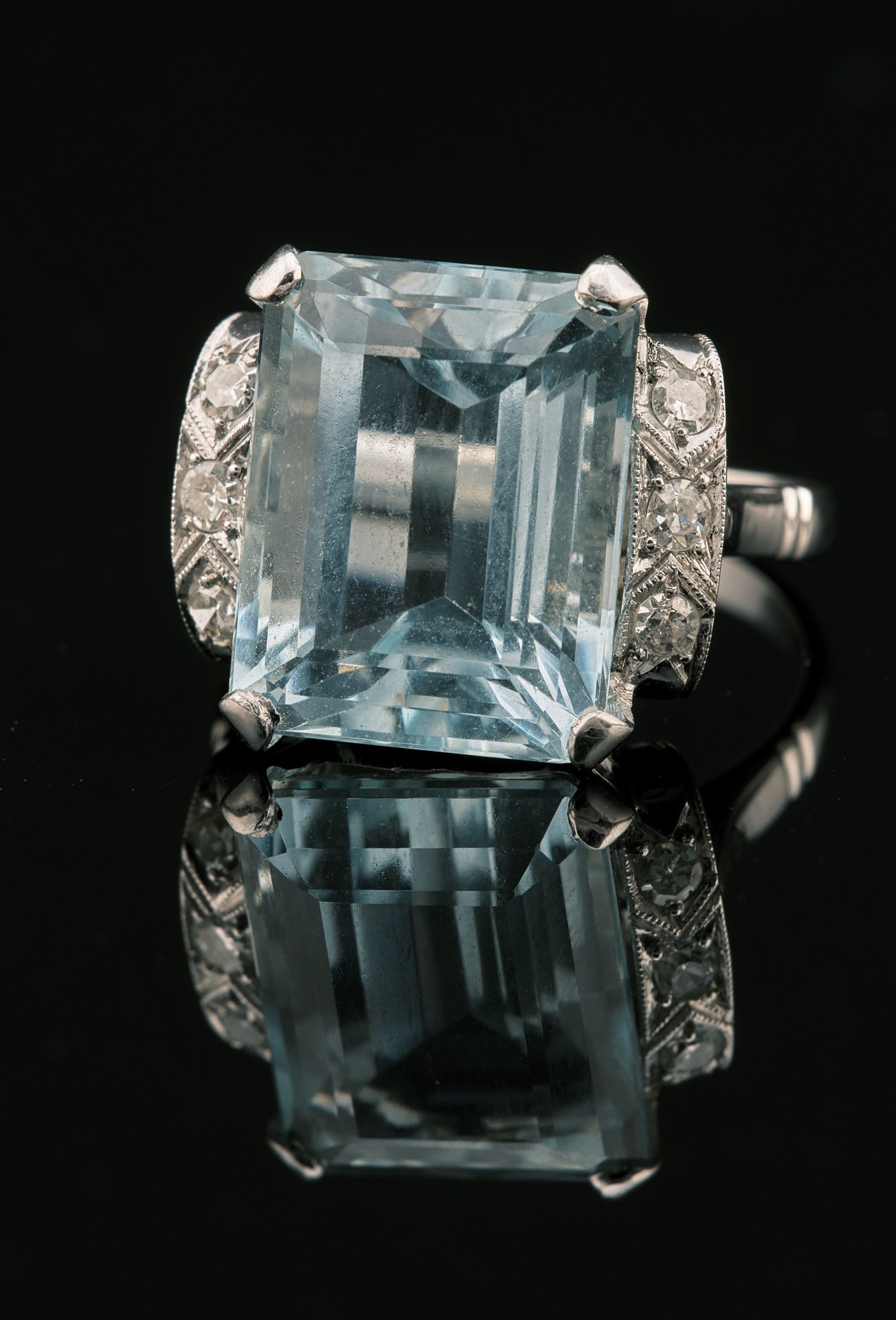 Null 18K白金75万分之一鸡尾酒戒指，装饰有一颗长方形的海蓝宝石，肩部有六颗粉红色的钻石，采用粒状镶嵌，镶嵌有镂空的涡旋。巴西的作品，伴随着里约热内卢的F&hellip;