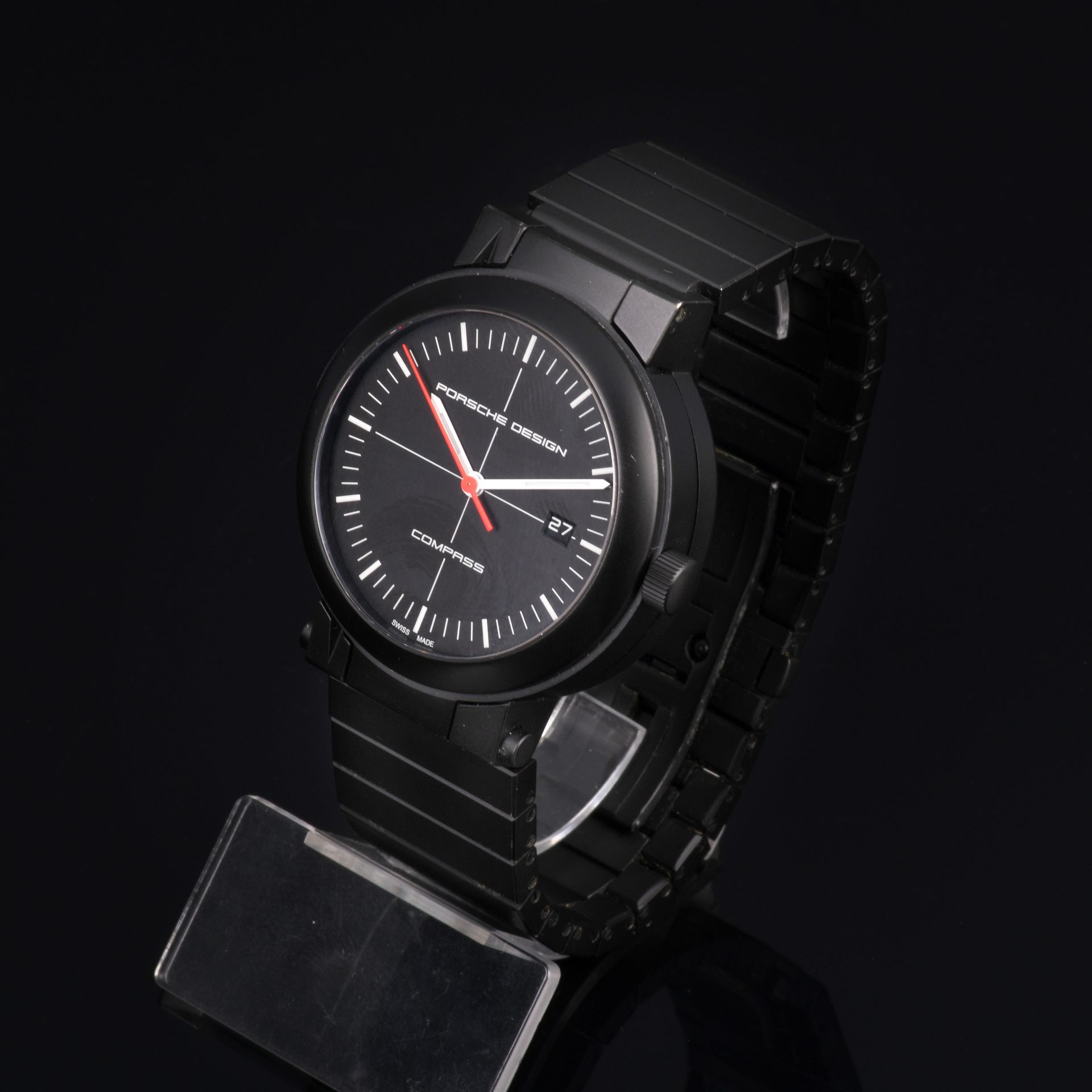 Null 保时捷设计

参考文献 P6000

带有集成指南针的钢制冒险家手表，配备自动机芯。

- 黑色PDV覆盖的圆形钢制表壳，光滑的表圈，开有红色指针和镜&hellip;