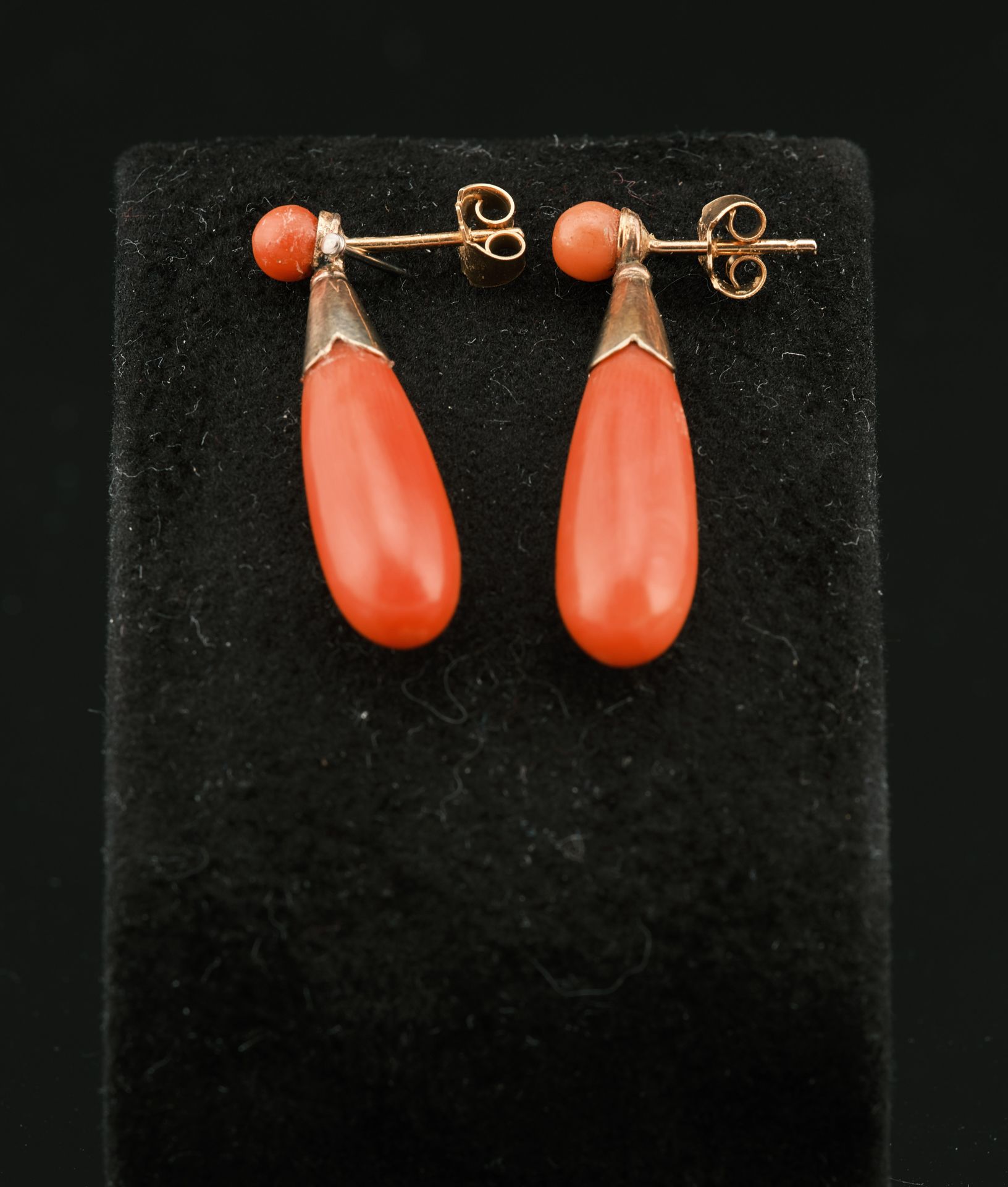 Null Pair of earrings in yellow gold 18K 750 thousandths and coral drops, crowne&hellip;