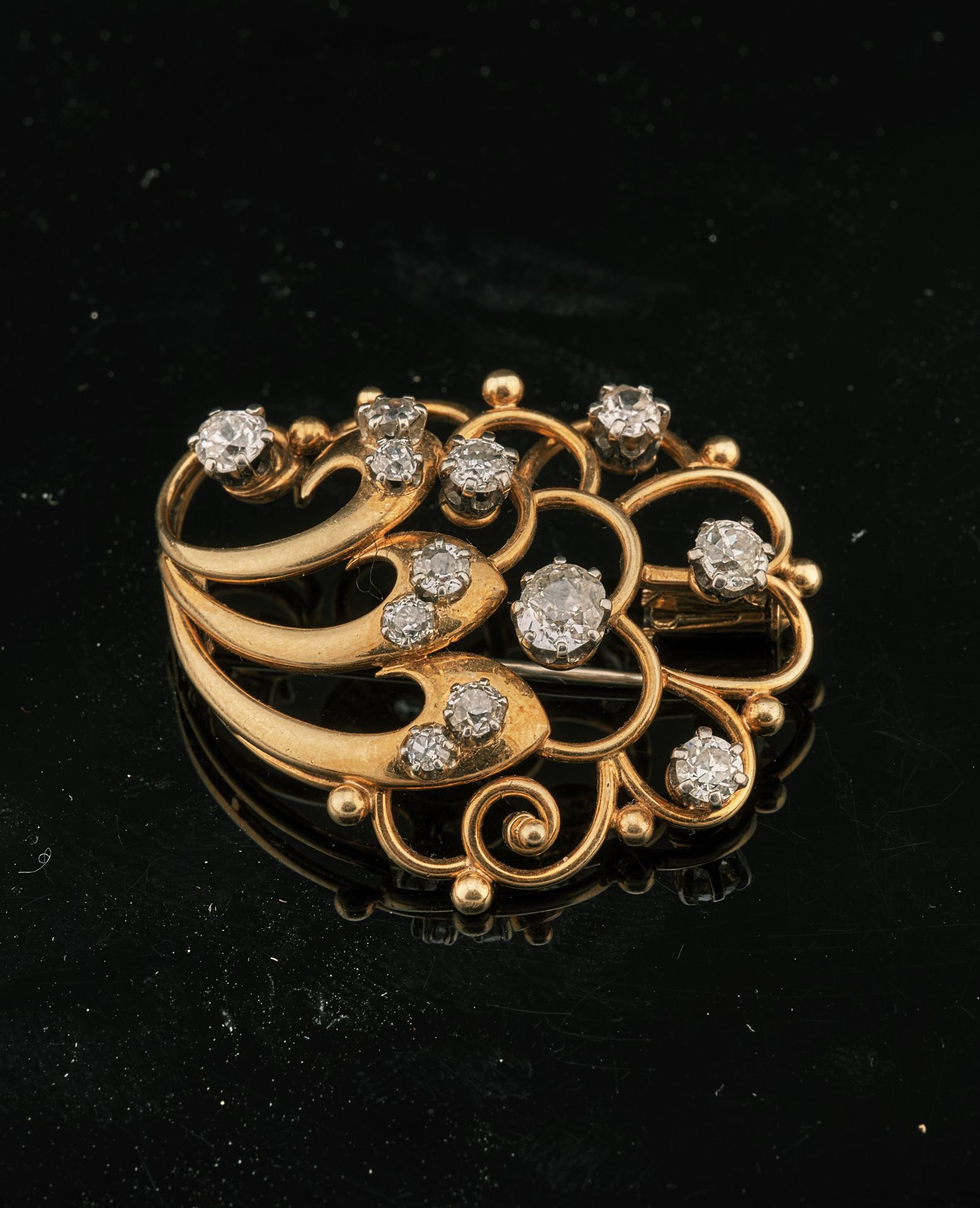 Null 18K黄金胸针，有羽毛和阿拉伯式装饰，点缀着13颗老式和玫瑰式切割的钻石，用爪子镶嵌，从0.03到0.33克拉不等，总共约1.30克拉，胸针有安全保障&hellip;