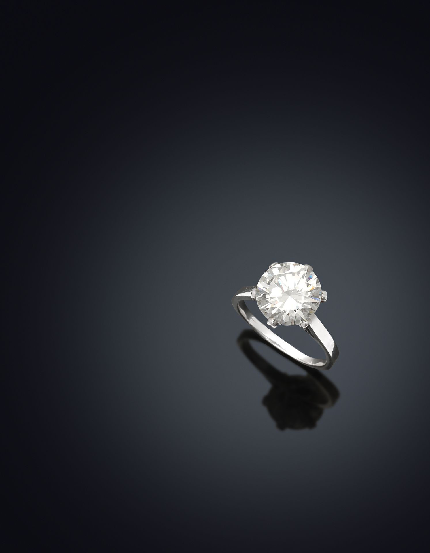 Null 白金18K 750千分之一和铂金950千分之一的单颗钻石，以爪式镶嵌方式装饰一颗现代尺寸的3.58克拉的钻石。

有法国大师的拳头痕迹。

手指的周长&hellip;