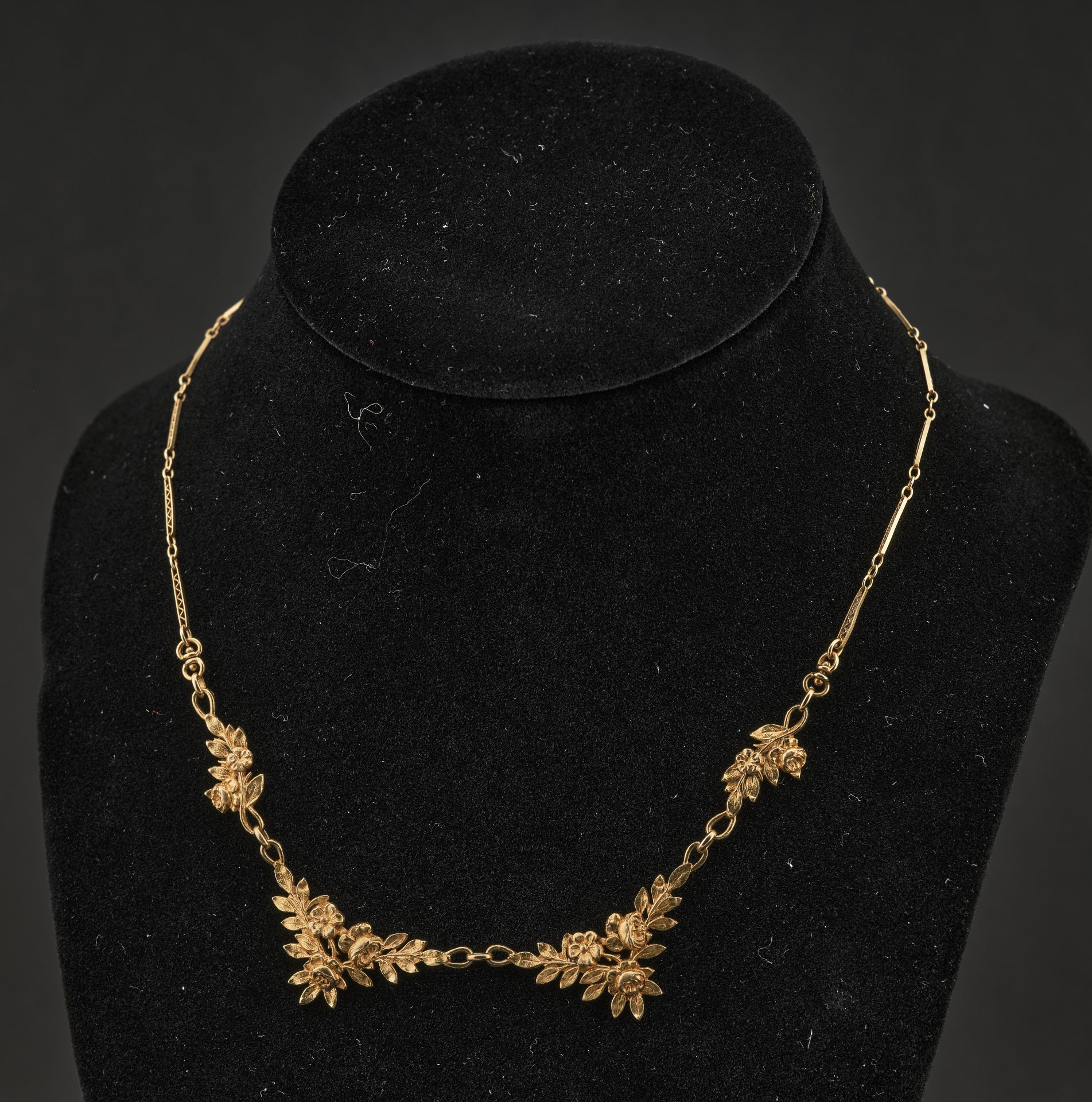 Null 新艺术风格的18K黄金75万分之一的项链项圈，装饰有四种花卉图案，长方形的网状花纹，扣子是钩子。长度: 36 cm - 毛重: 8,98g