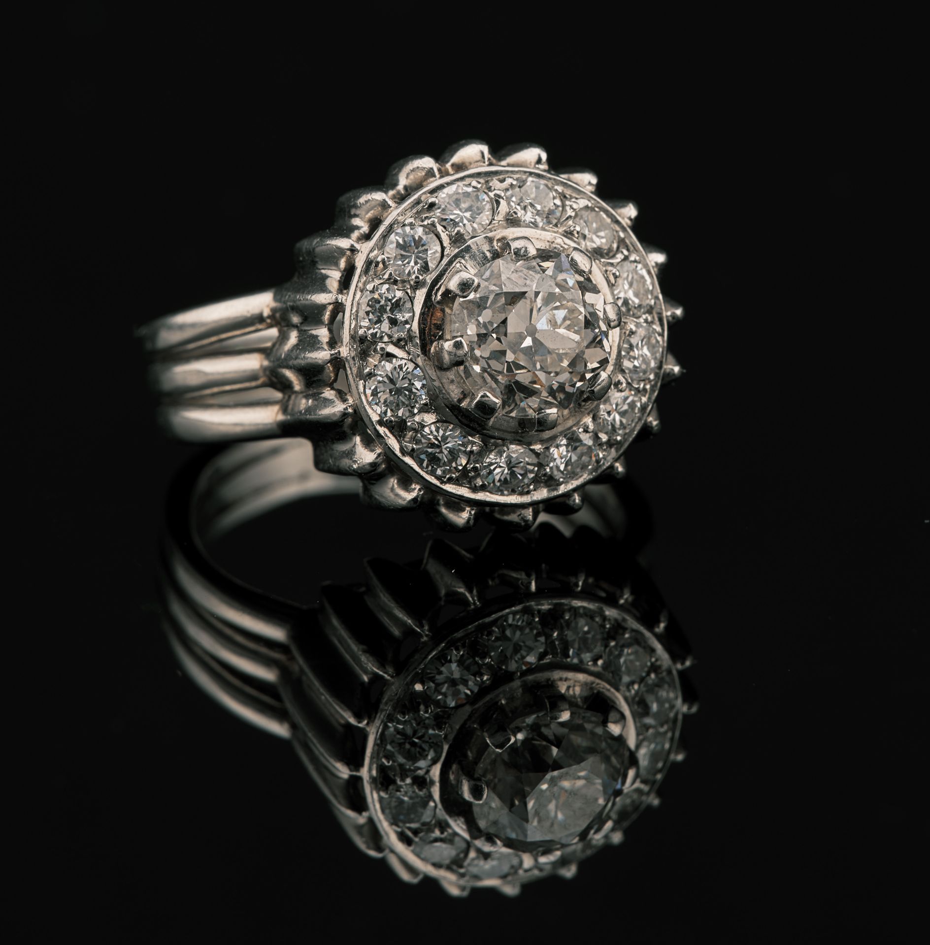 Null 铂金850千分之一的现代主义戒指，爪式镶嵌一颗约1.30克拉的老式切割钻石，周围是一排12颗现代切割钻石，每颗0.07的颗粒镶嵌（共约1克拉），在镶嵌&hellip;
