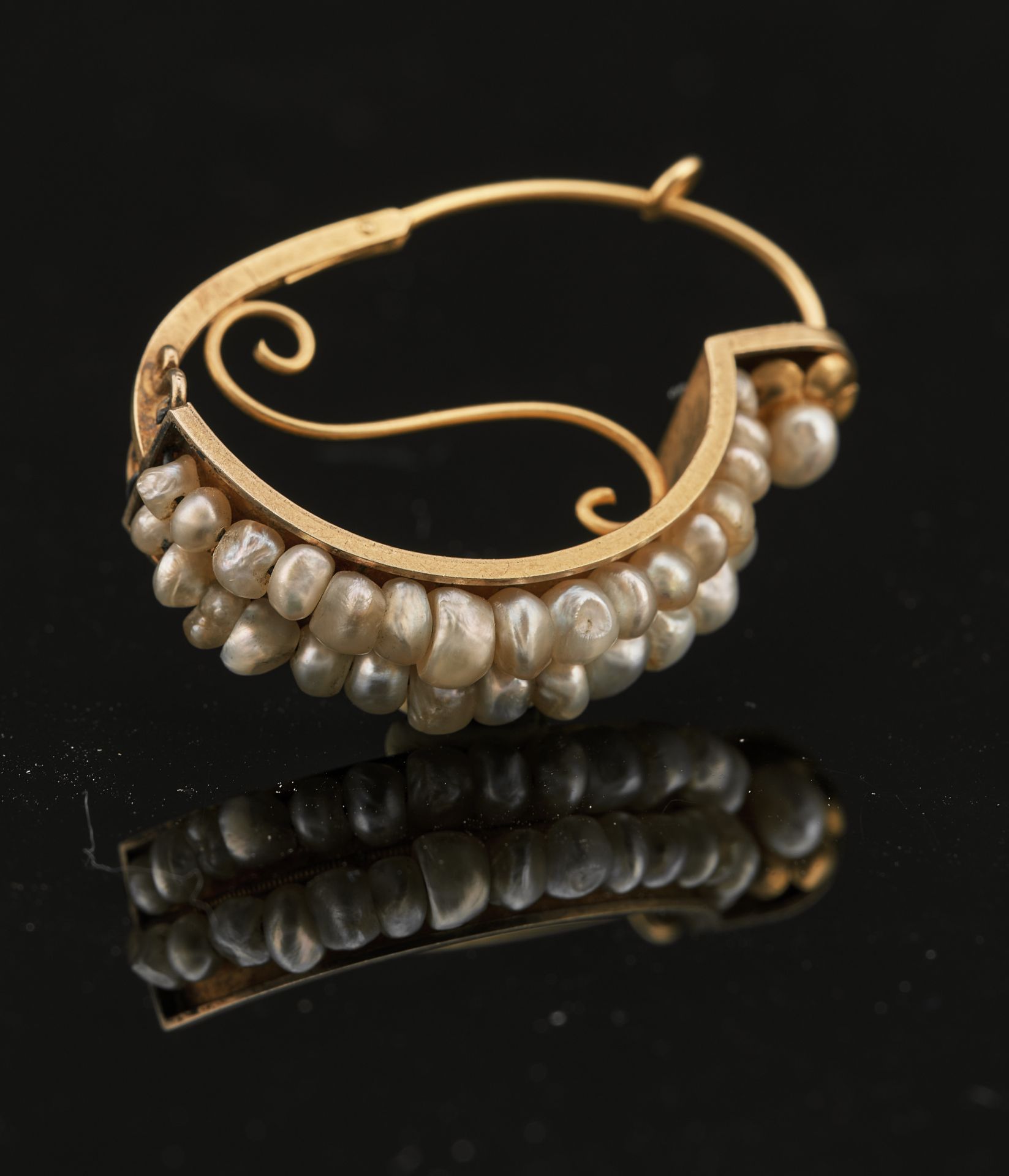 Null 半月形18K黄金750千分之一的耳环（或可用作吊坠），饰以两行巴洛克式珍珠，冠以一朵珍珠点缀的花。

可能是18世纪的作品。高度：35毫米 - 毛重：&hellip;