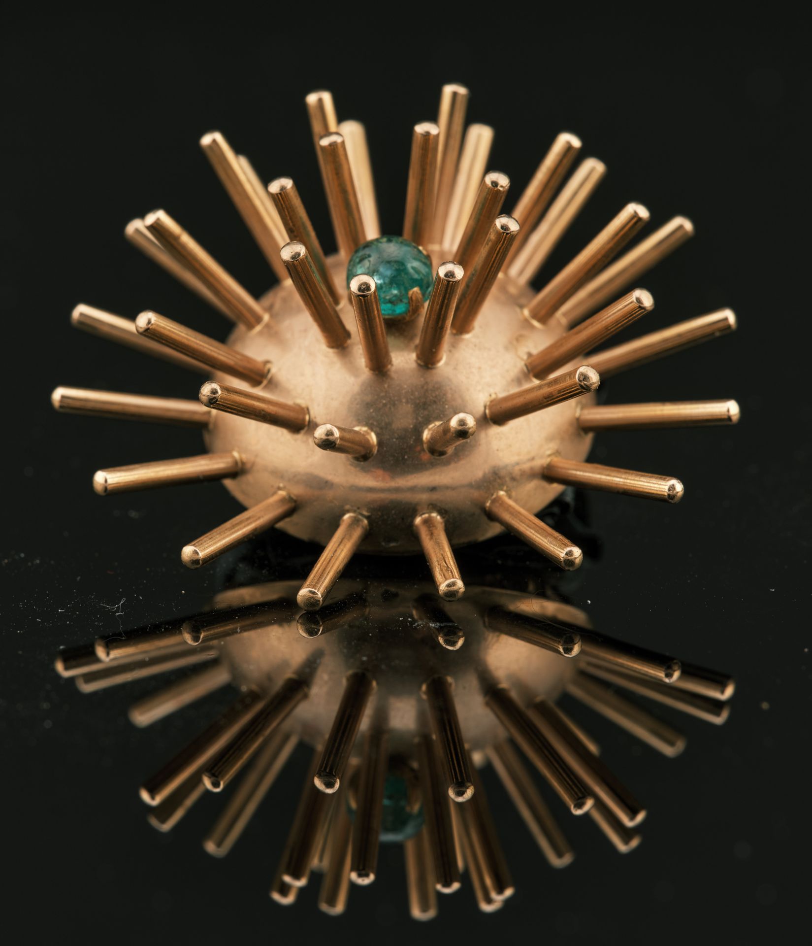 Null 
胸针 "Sputnik"，黄金18K 750千分之一，图案是一个半球体，上面装饰有36个金茎，中间是爪式镶嵌的凸面绿宝石。双针。




法国印记：&hellip;