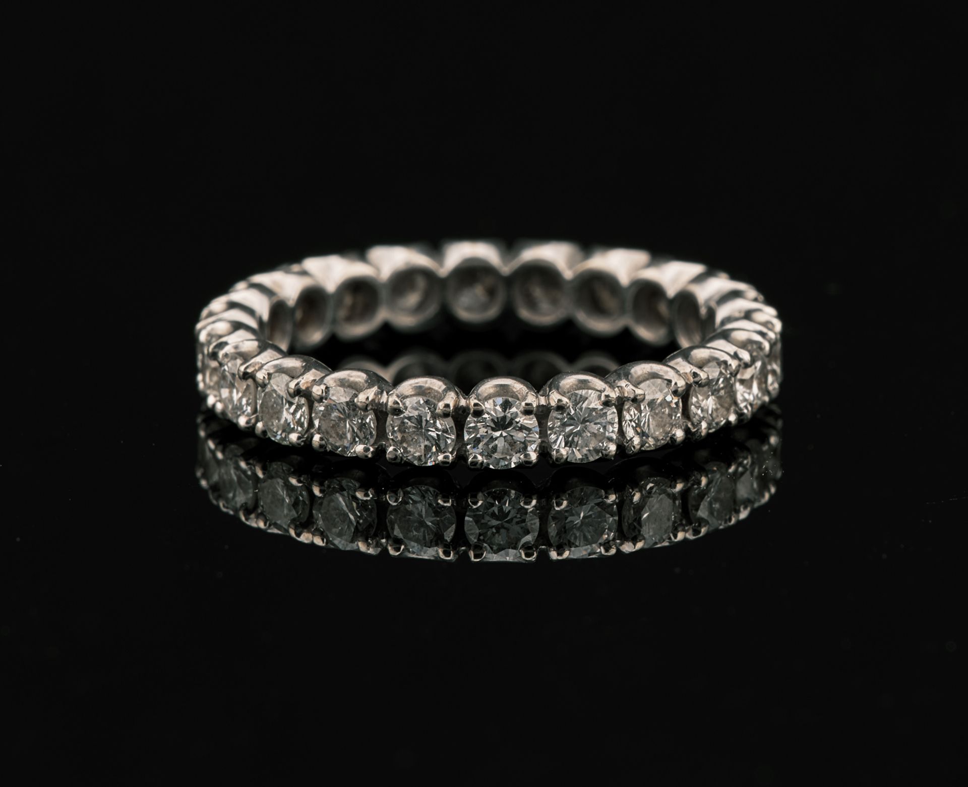 Null 美国结婚戒指，白金18K75000，镶嵌22颗现代尺寸的钻石，总重约1.5克拉。附带一箱图卢兹的Gerbe d'Or酒。指针尺寸：53 - 毛重：3.&hellip;