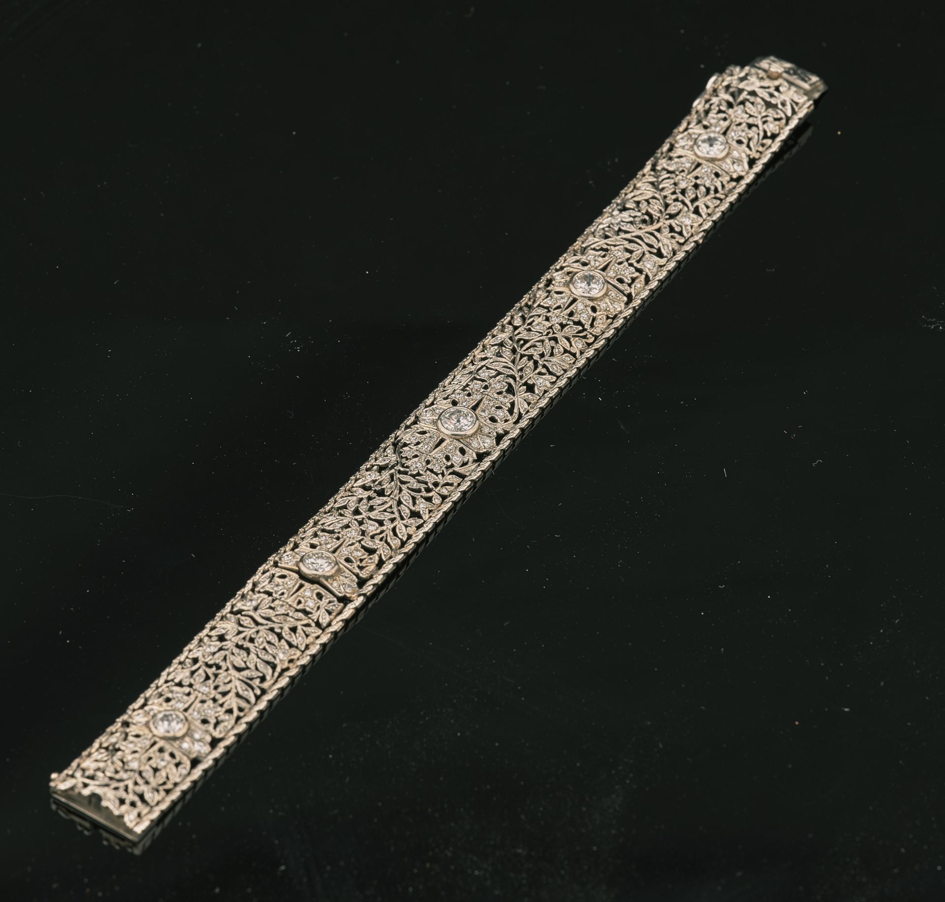 Null 白金18K 750千分之一和铂金800千分之一的手镯，有凿花装饰和粉色钻石点缀，中间有五颗老式钻石，封闭式镶嵌，每颗约0.40克拉，共2克拉，带棘轮的&hellip;