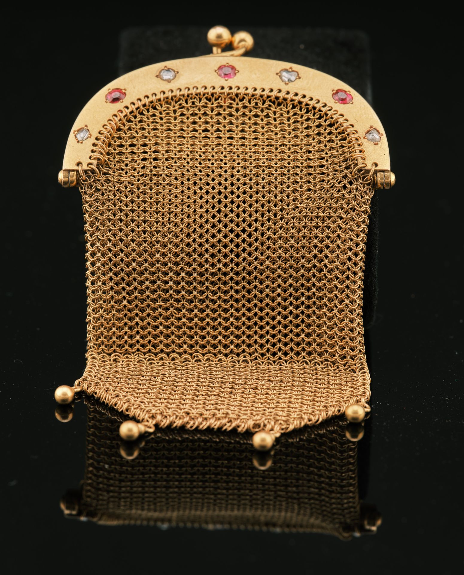 Null 18K黄金钱包，以金球为结尾的链环，双球闭合系统，框架上镶嵌有7颗圆形和椭圆形红宝石和6颗老式切割钻石，圆环。尺寸：95 x 55 mm - 毛重：3&hellip;