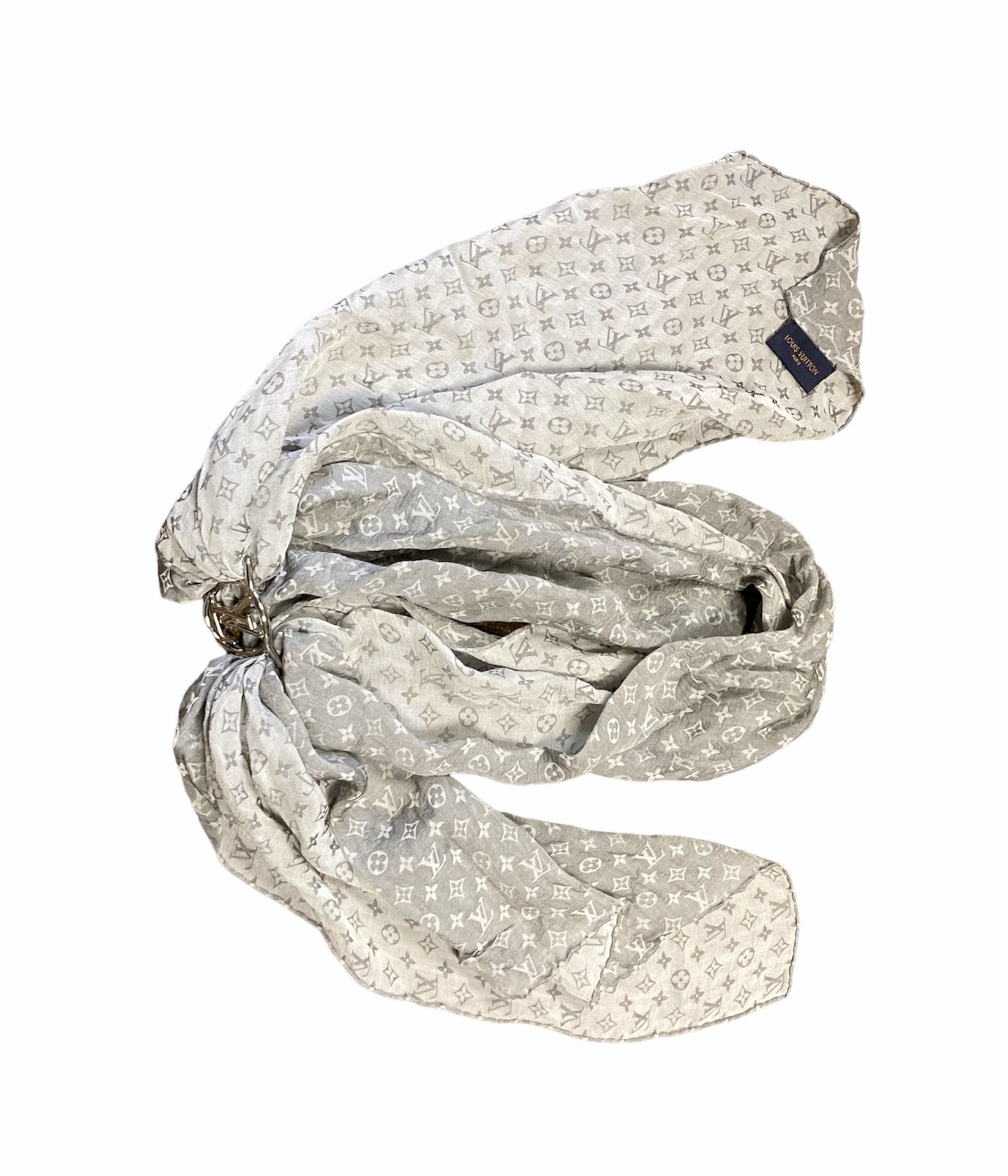 Null Louis VUITTON
灰色背景的Monogrammed丝巾。配有镀银金属围巾环。
状况良好。