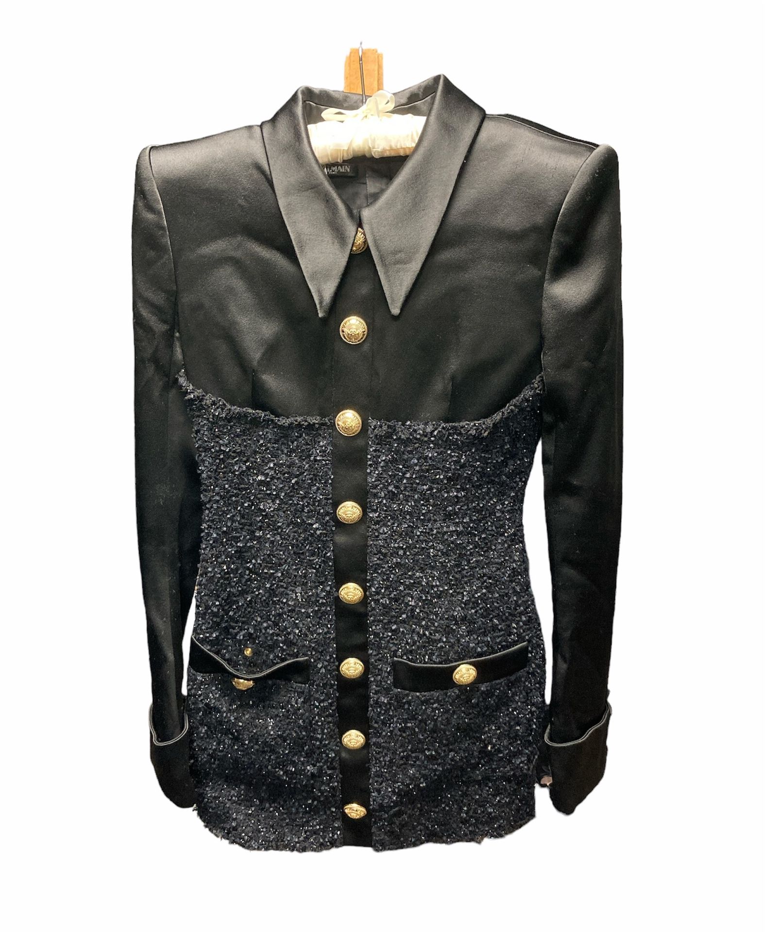 Null BALMAIN
Vestido blazer bicolor tipo tweed con botones metálicos dorados de &hellip;