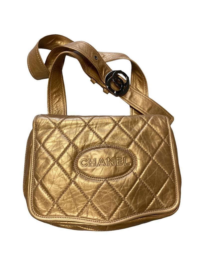 Null CHANEL 
Gold quilted leather bag with flap.
Beige nylon interior.
Adjustabl&hellip;