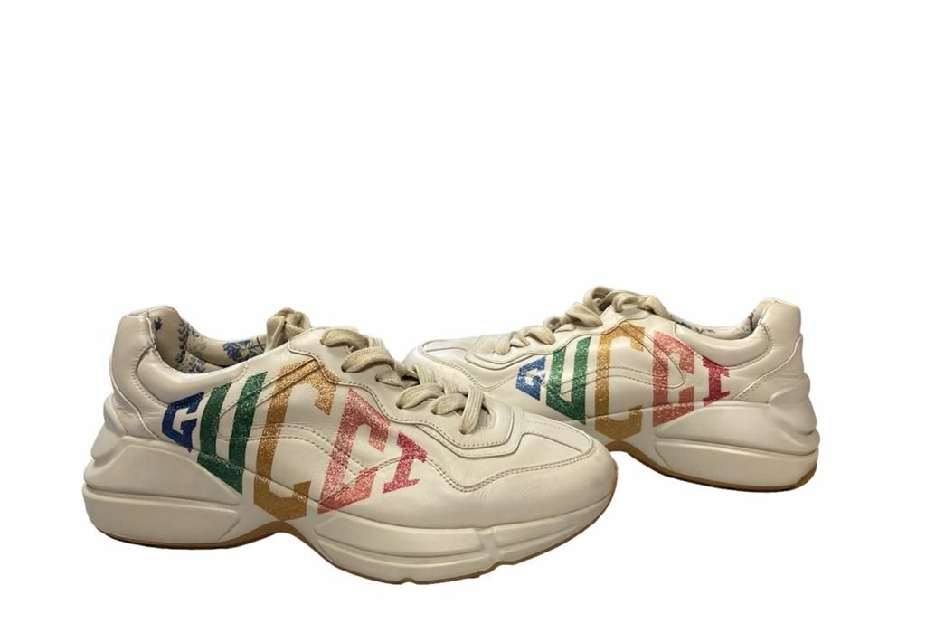 Null GUCCI 
Par de zapatillas deportivas de cuero blanco roto y purpurina. 
Tall&hellip;