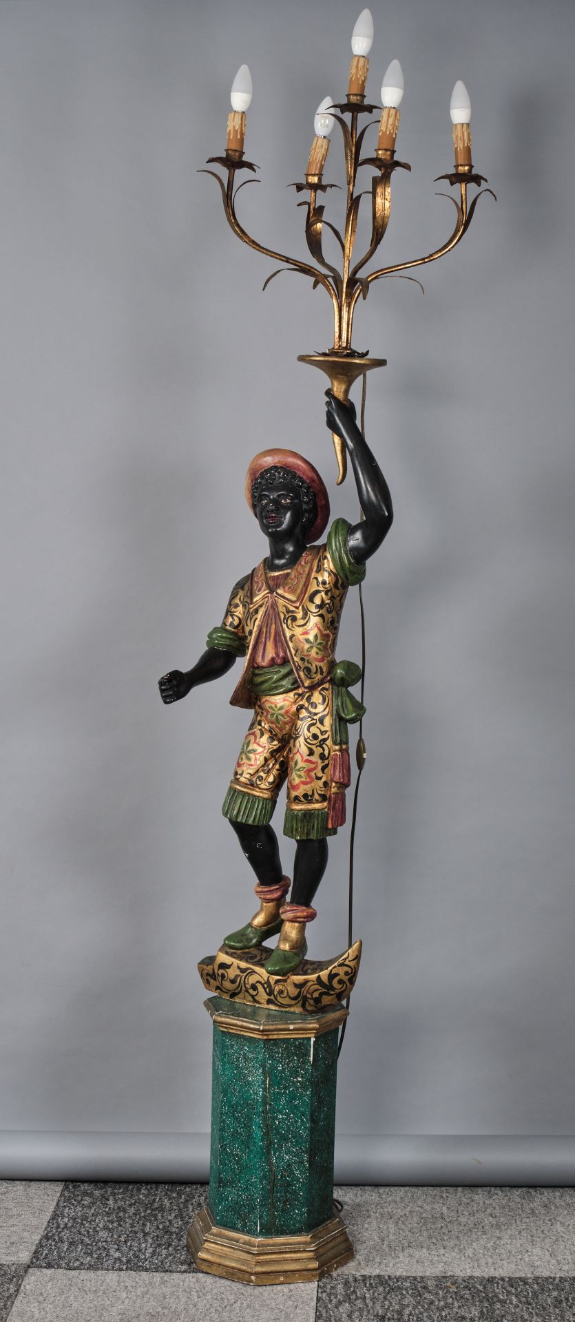 Null Nubien porte-torchère en bois sculpté polychrome rechampi or et tôle patiné&hellip;