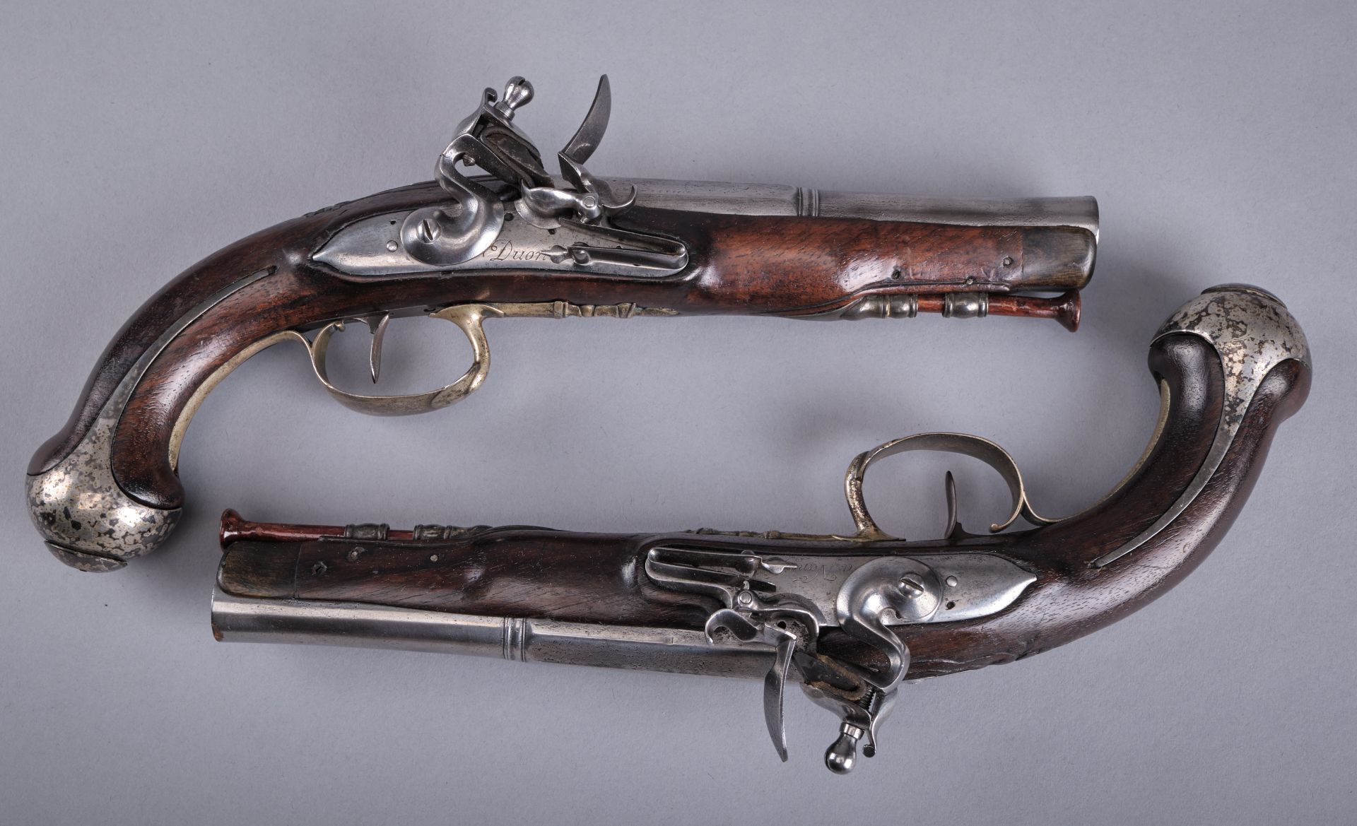 Null Pair of flintlock pistols of officer. Round barrels with thunderbolts. 
Loc&hellip;