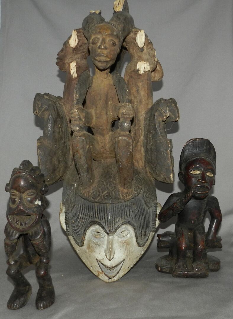 Null REF 7866 - AFRICA - Set di tre sculture in stile africano. Una figura Kongo&hellip;