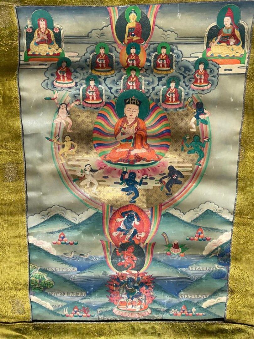 Null 藏族唐卡图解大喇嘛、佛祖阿弥陀佛、跳舞的大金人、佛法的保护者Dharmapala。画布上的多色颜料。尼泊尔 .(参考文献67)