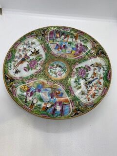 Null 一个广东瓷盘，以多色珐琅彩在花卉图案上装饰了四个储备的鸟字。 中国清朝19世纪。直径20厘米