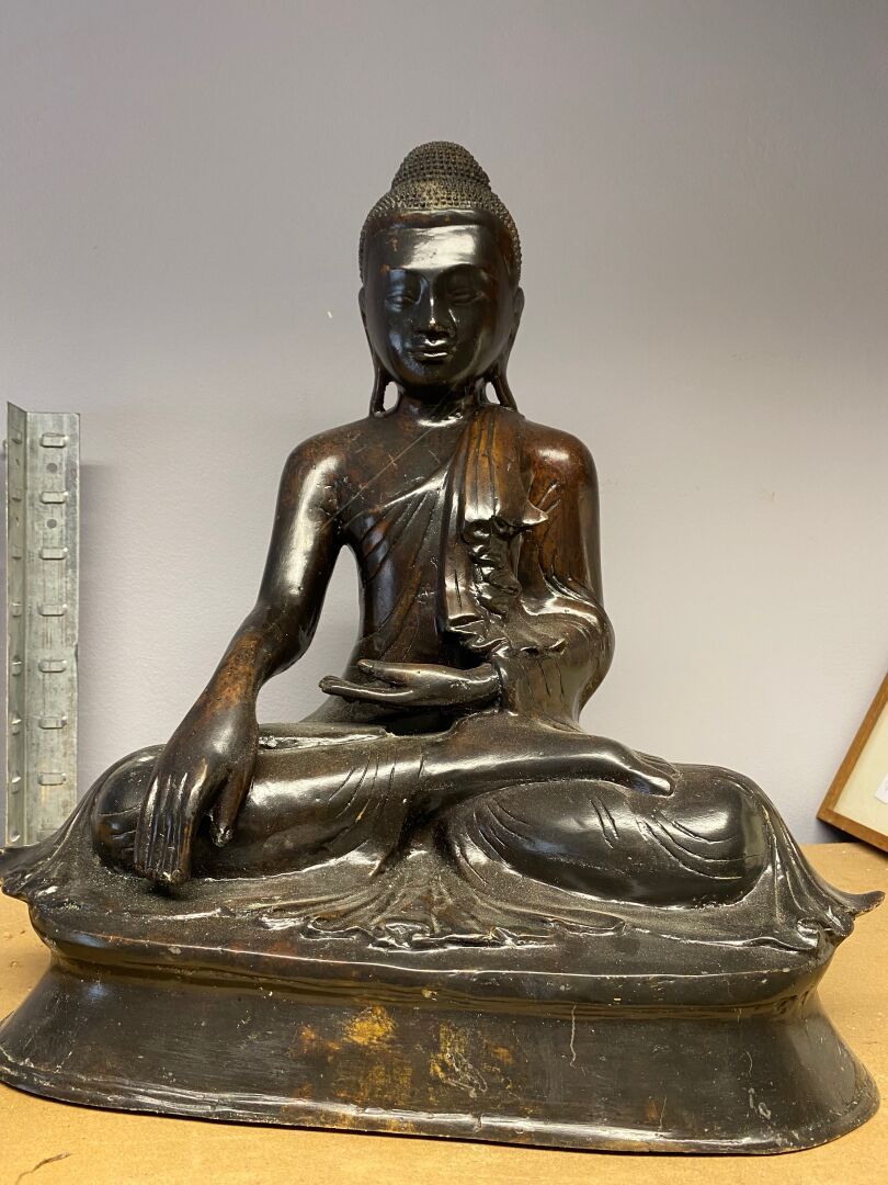 Null Buddha Maravijaya assis en méditation . Bronze. Birmanie . Style de Mandala&hellip;