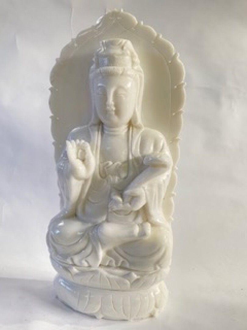 Null Der Boddhisatva Kwan Yin sitzt in Vajra Sana auf einem loftförmigen Sockel,&hellip;