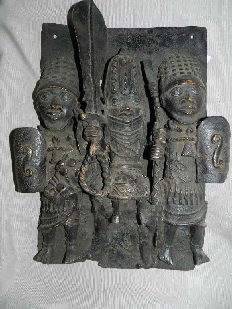 Null NIGERIA - Placa de metal ennegrecido al estilo del reino de Benín. Tamaño 4&hellip;
