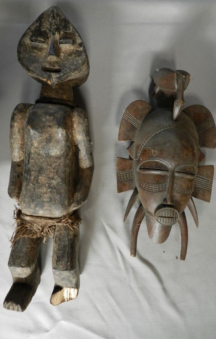 Null 非洲 - 一批两件装饰品，包括一个缺脚的人物。

木材，高51和34厘米

(53)