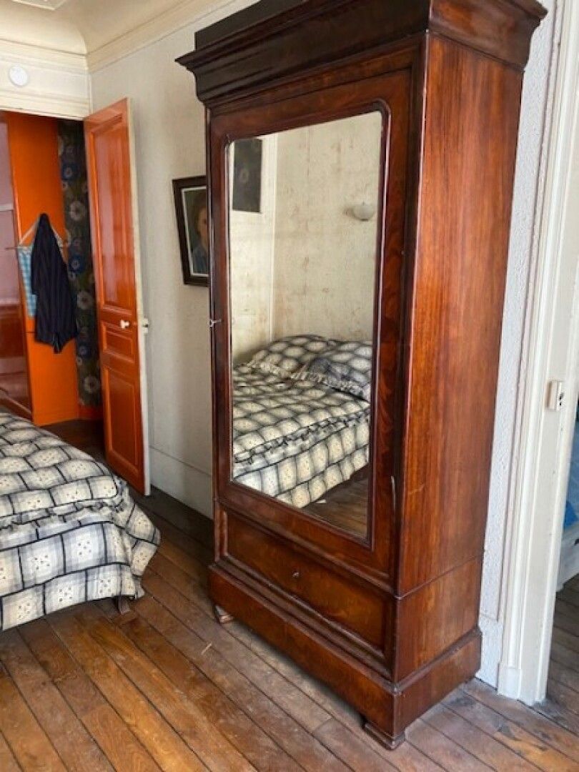 Null 一个胡桃木和胡桃木饰面的雕花橱柜，有一个抽屉和一面镜子及其资本

路易-菲利普时期