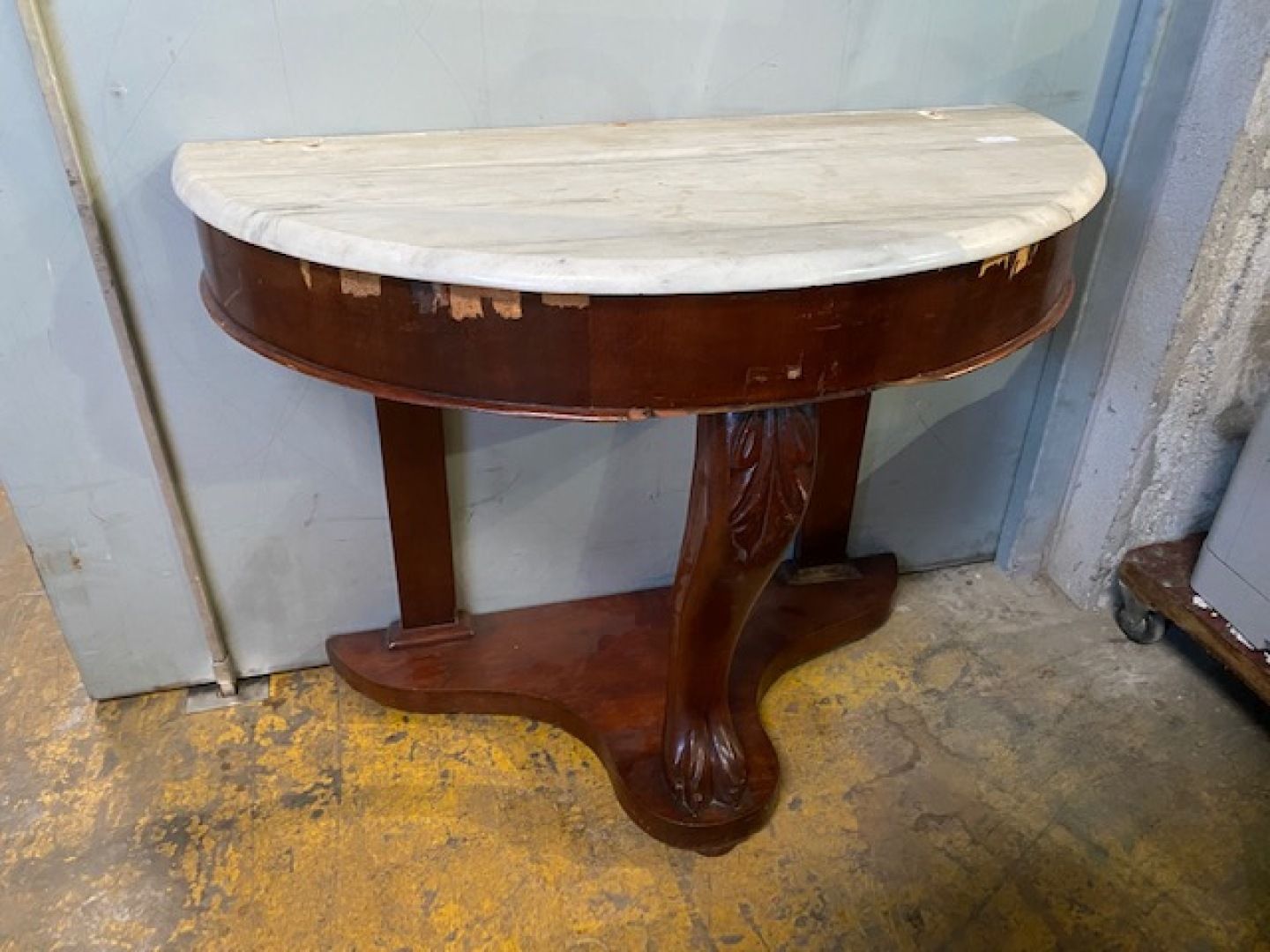 Null A mahogany and mahogany veneer half-moon console. It rests on a shank foot &hellip;