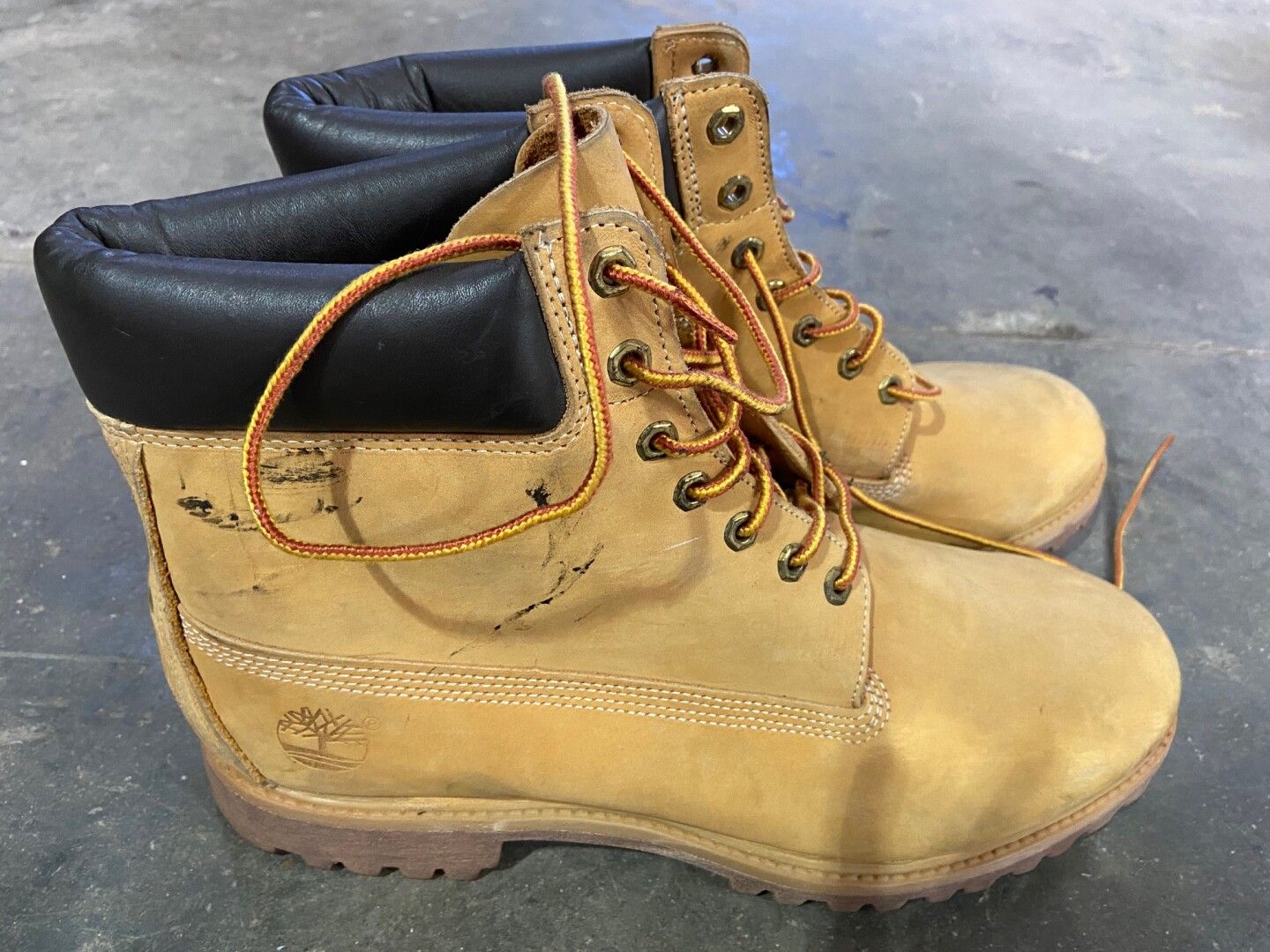 Null Timberland, Paraboot
1 paire de boots en cuir fauve, T49, état d'usage. On &hellip;