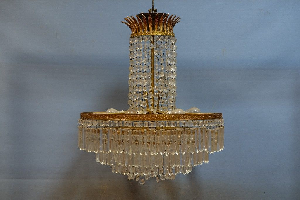 Null 水晶吊灯，镀金黄铜框架（10盏灯）（高：80厘米-直径：65厘米）。