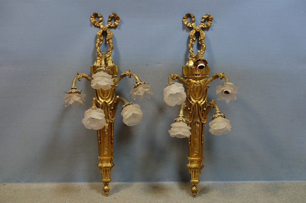 Null 一对重要的五臂灯饰，路易十六风格，20世纪（缺少一个波贝斯）（高：96厘米）。