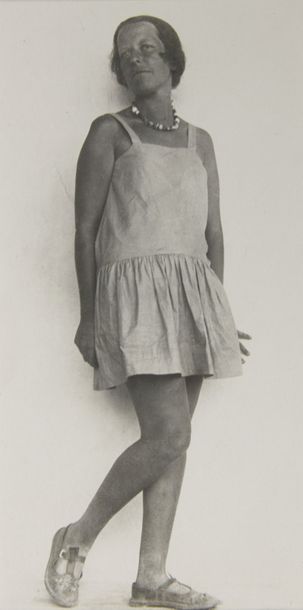 RIEBINE (photographe russe), vers 1925 
Femme moscovite en tenue d'été, vers 193&hellip;