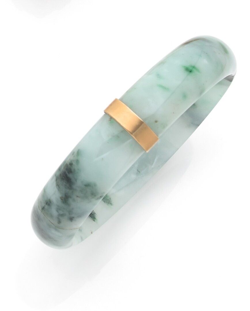 Null Bracelet rigide en jade cerclé d'un ruban d'or jaune.

Poids brut : 50,9 g.&hellip;