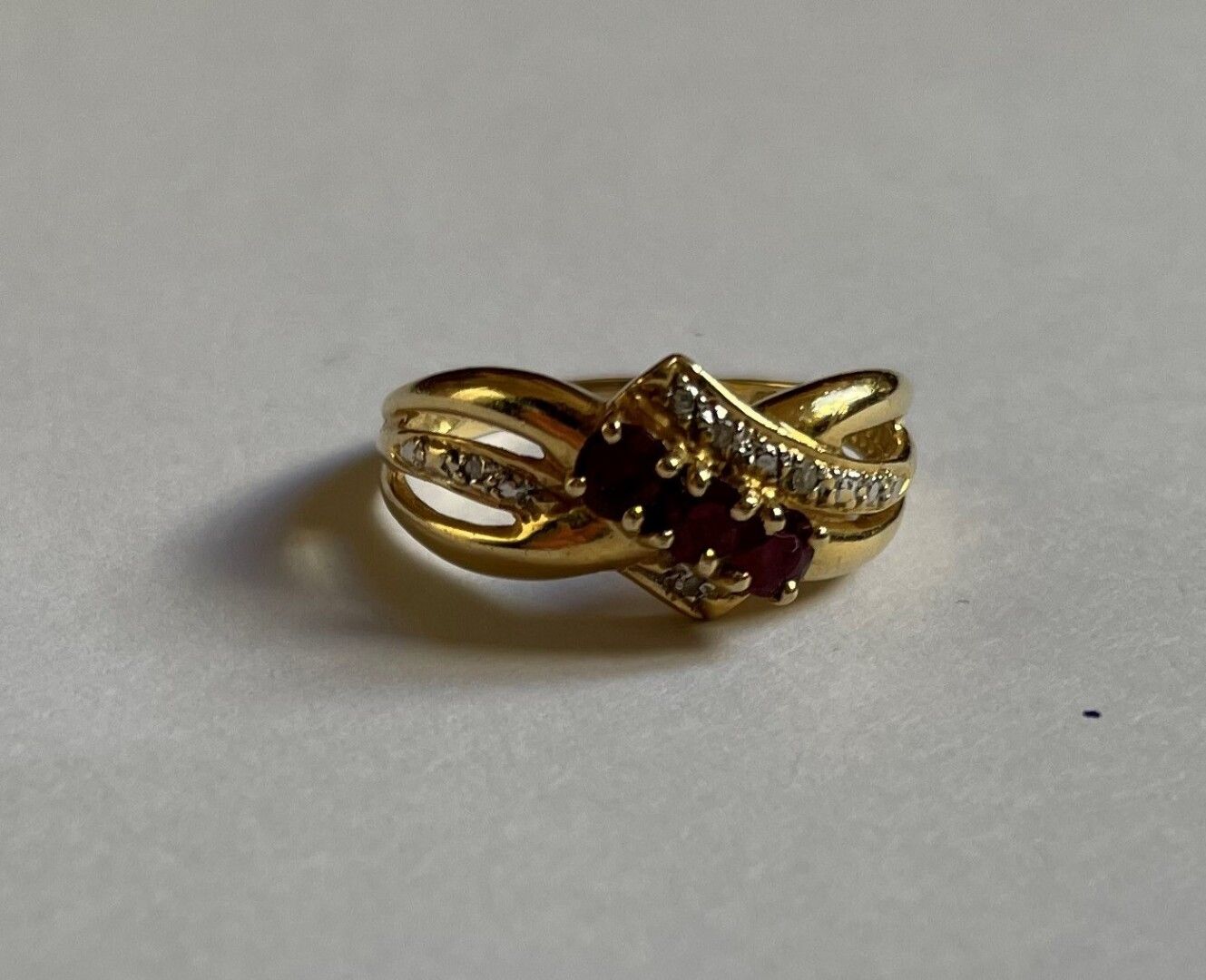 Null 黄金三链式戒指，镶有三颗圆形红宝石和两颗8/8钻石。

重量：2,8 g。