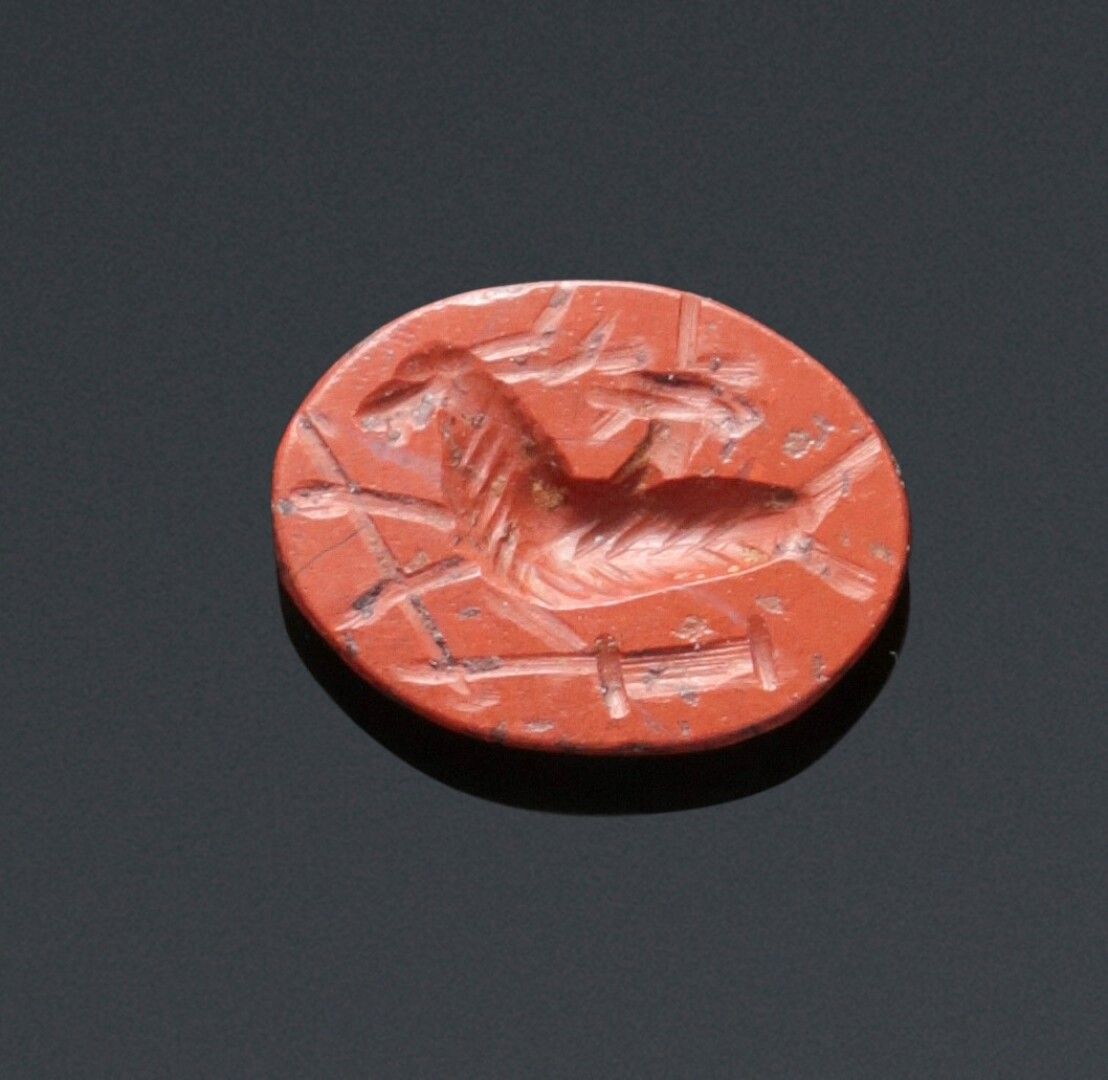 Null 两件刻有摩羯座（奥古斯都皇帝的象征）的插图。玻璃和红色碧玉。

罗马艺术，2世纪。

0.8×1.1和1×1.3厘米。