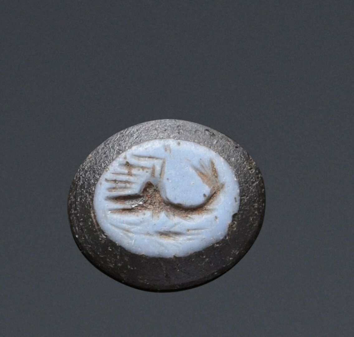 Null 平坦的椭圆形凹版上刻着一只虾和一穗麦子。蓝色和黑色的玻璃。

罗马艺术，2世纪。

0,8 x 1,4 cm