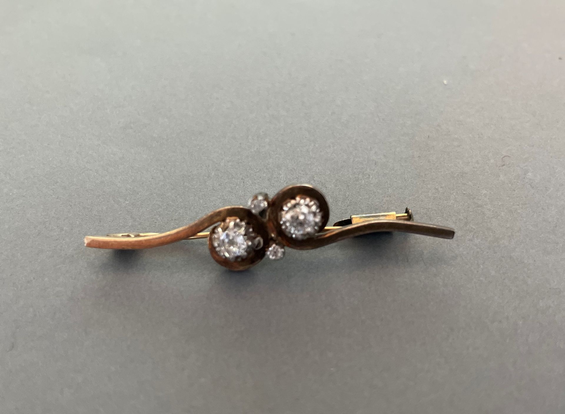 Null Yellow gold barrette brooch set with four old-cut diamonds, two of which ar&hellip;