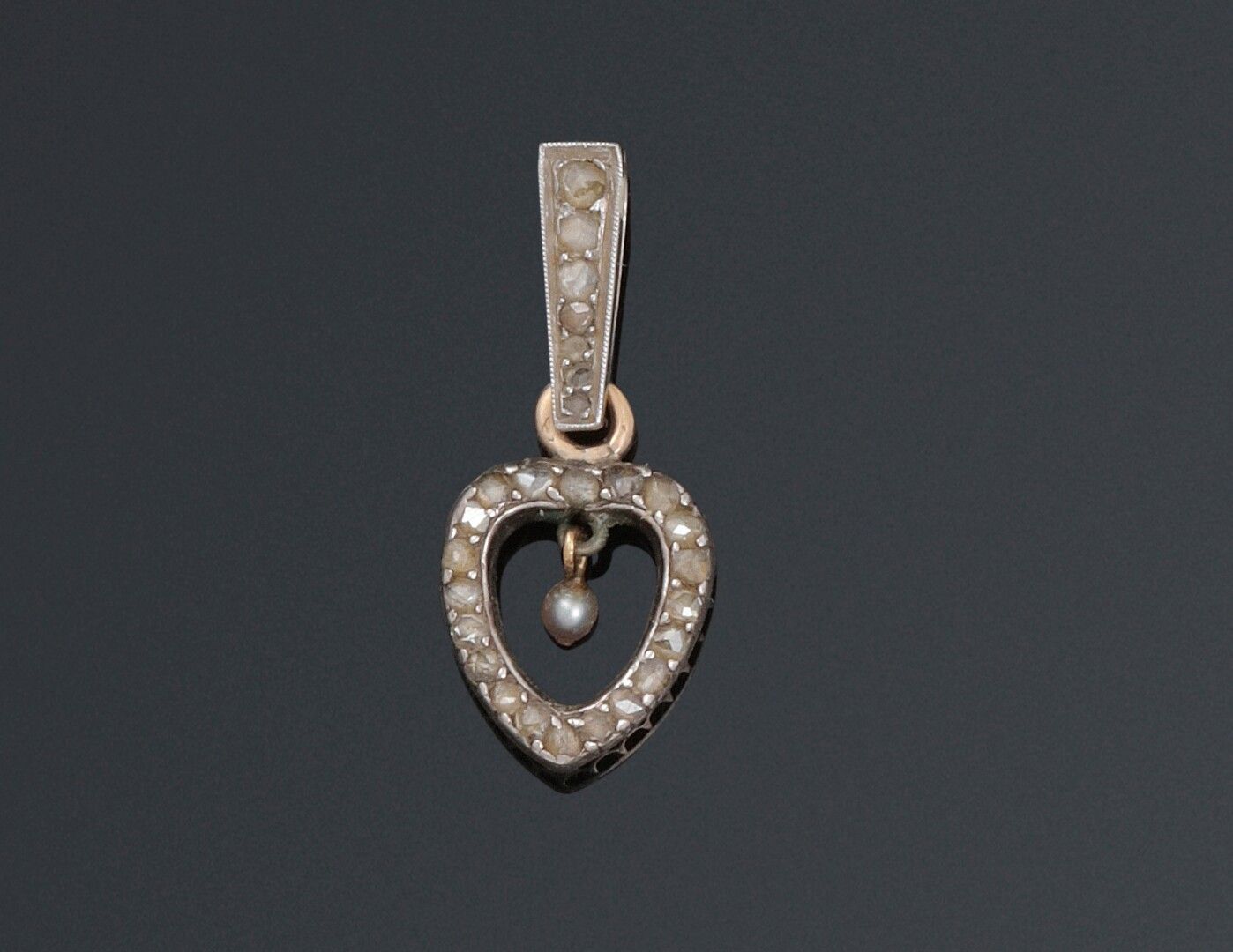 Null 古董吊坠，心形中心有一颗珍珠，与玫瑰式切割的钻石成一线。

金银镶嵌（posterior bélière）。

重量：2,6克。