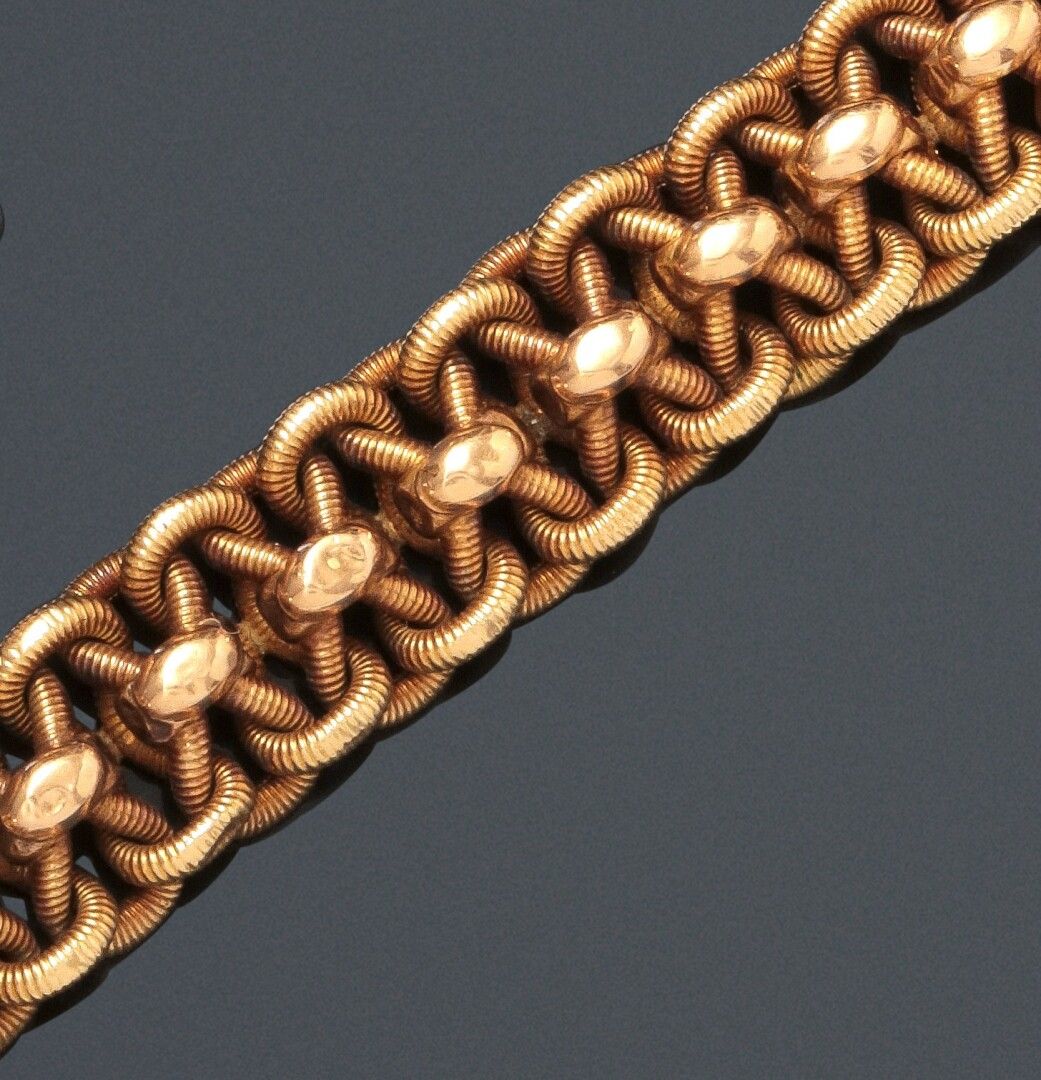 Null 古董丝带链的黄金玑镂链接手镯。

轻微变形和颠簸，符合安全链的要求

重量：27.6克。