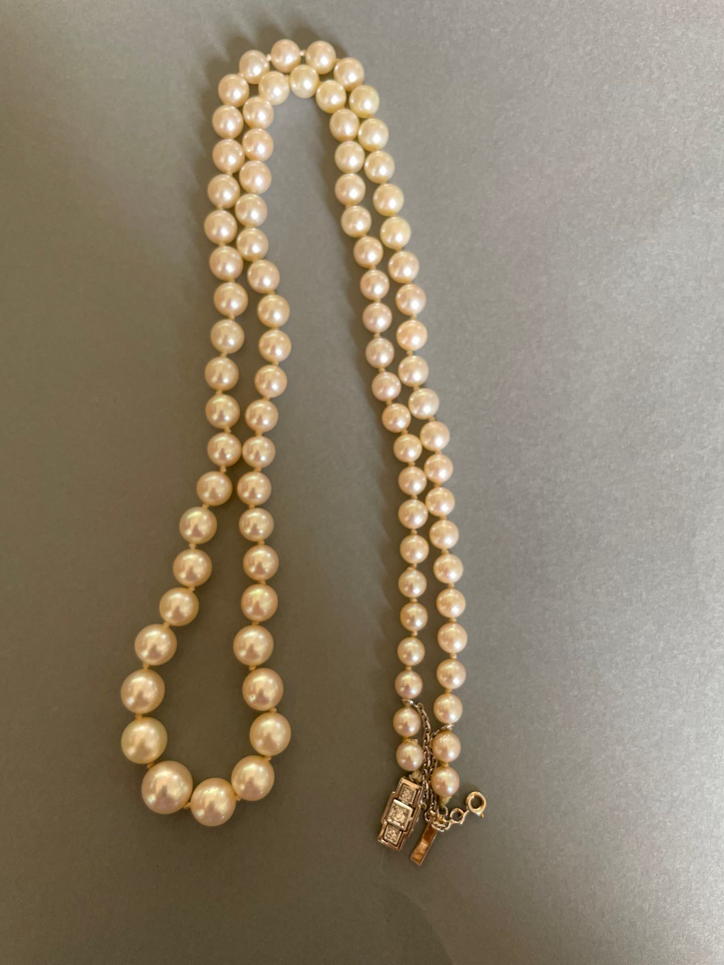 Null 秋季养殖珍珠项链，长方形的白金搭扣上装饰有三颗钻石。

(扣子要重新缠绕)

直径珍珠：8.8/5毫米 - 重量：31克。- 长：63厘米
