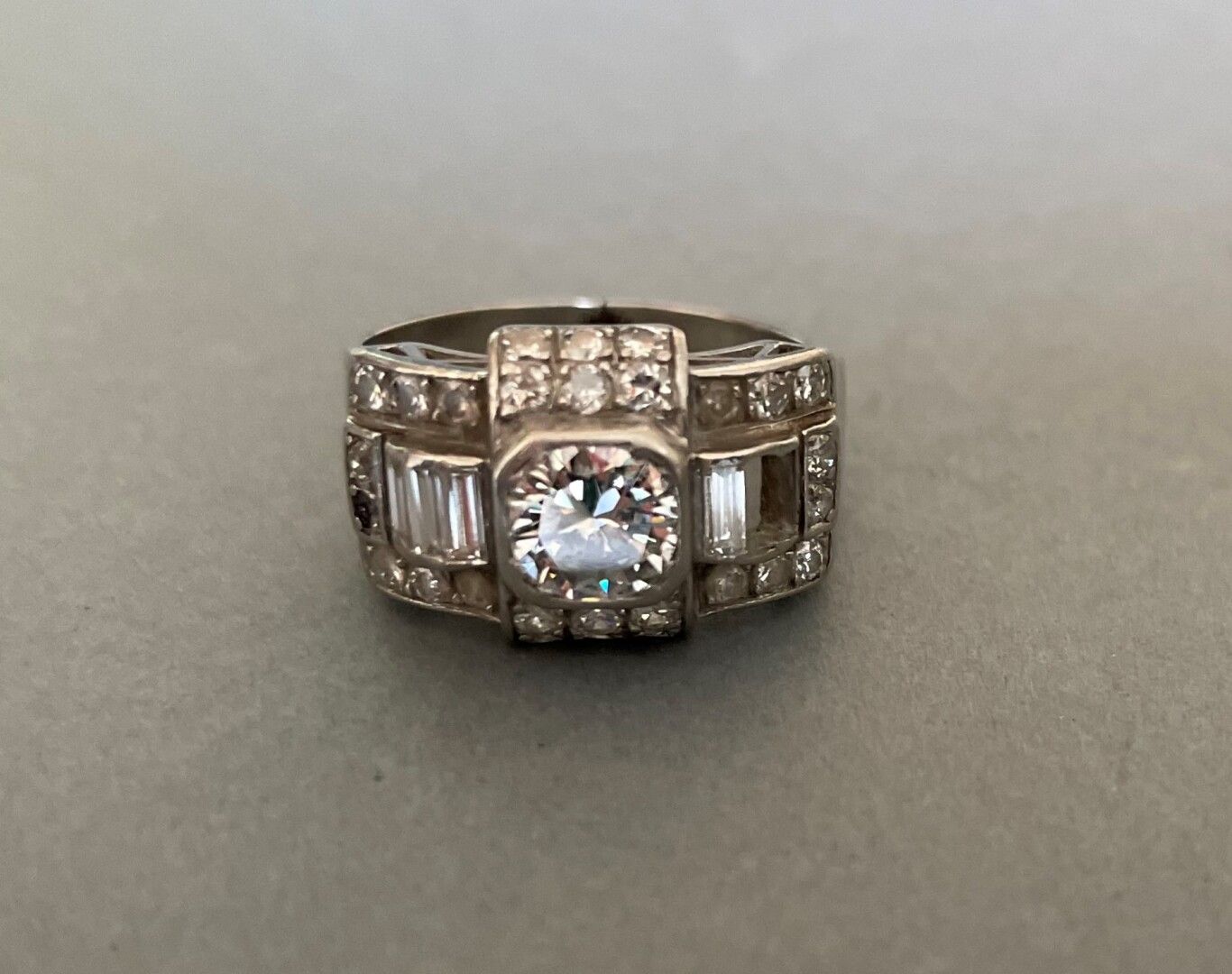 Null 20世纪30年代的女式戒指，在一排长方形钻石（Mq.2）的中央镶嵌了一颗主要的明亮式切割钻石。

长方形切割钻石(Mq. 2)在钻石边框中(Acc. &hellip;