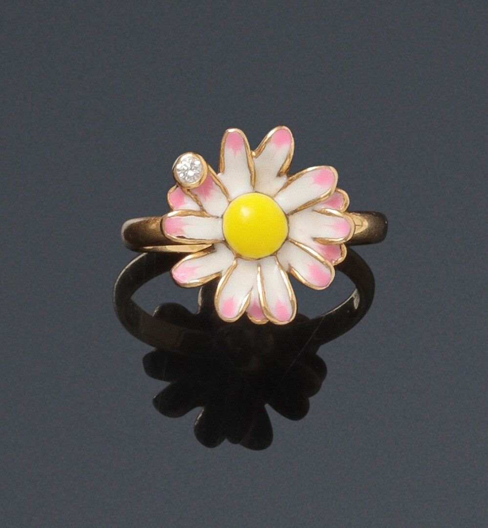 Null DIOR - "Diorette "黄金珐琅花形戒指，一个花瓣上镶嵌着一颗明亮型钻石。

有签名和编号的。

重量：4克。- TD : 50

具备2&hellip;