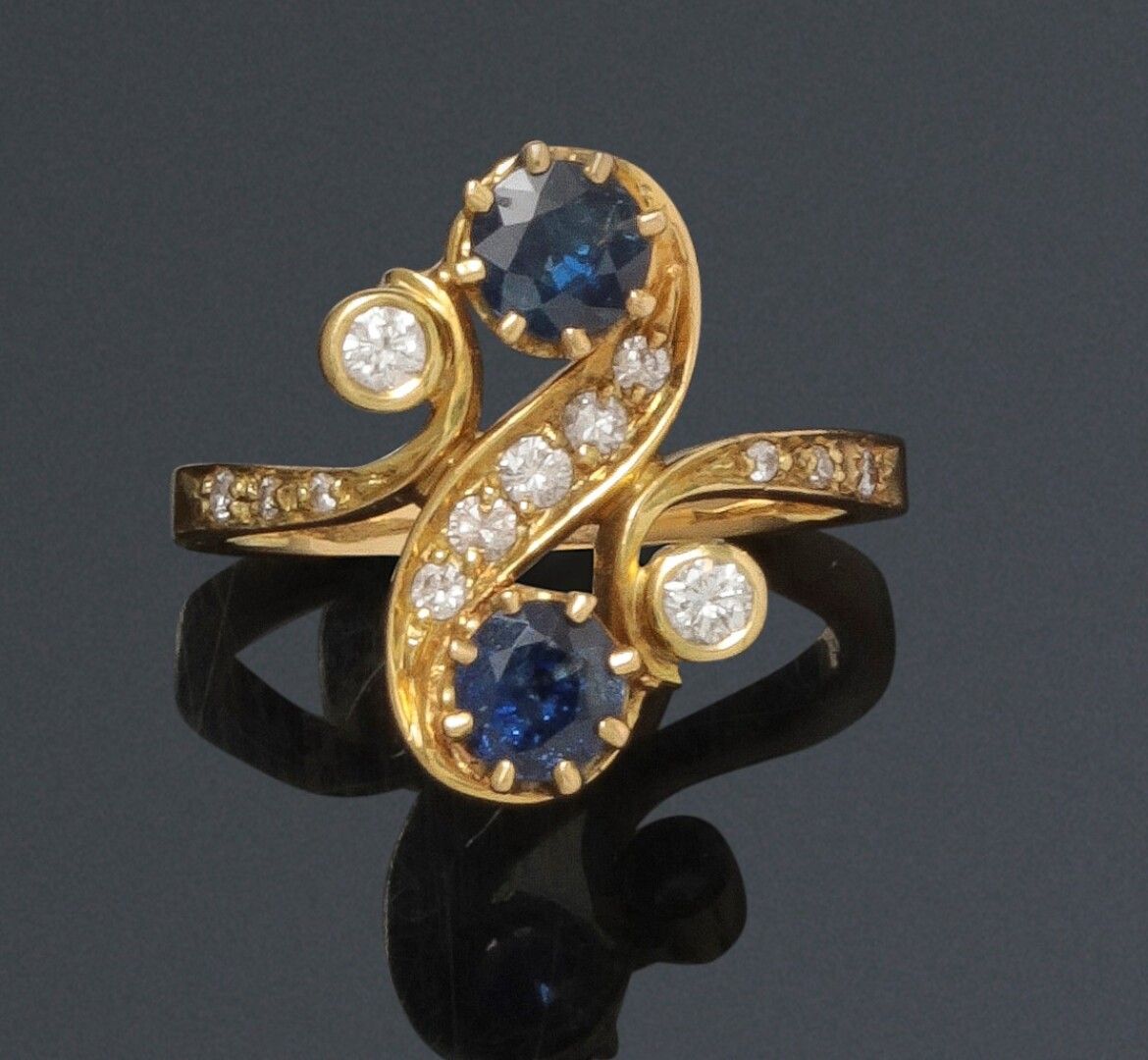 Null 你和我的戒指，在钻石线条的S形图案上装饰有两颗圆形蓝宝石。

重量：6克。