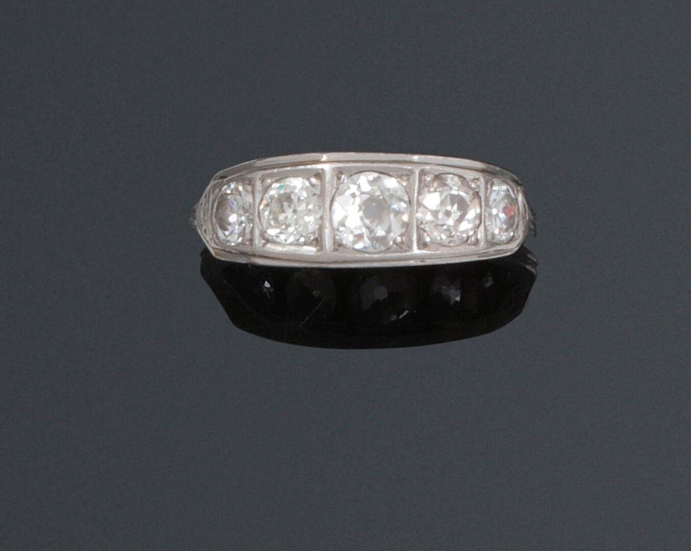 Null 古董河戒指上镶嵌着一排五颗钻石。铂金镶嵌(磨损)

钻石总重量：约1.20克拉。

重量：3.5克。