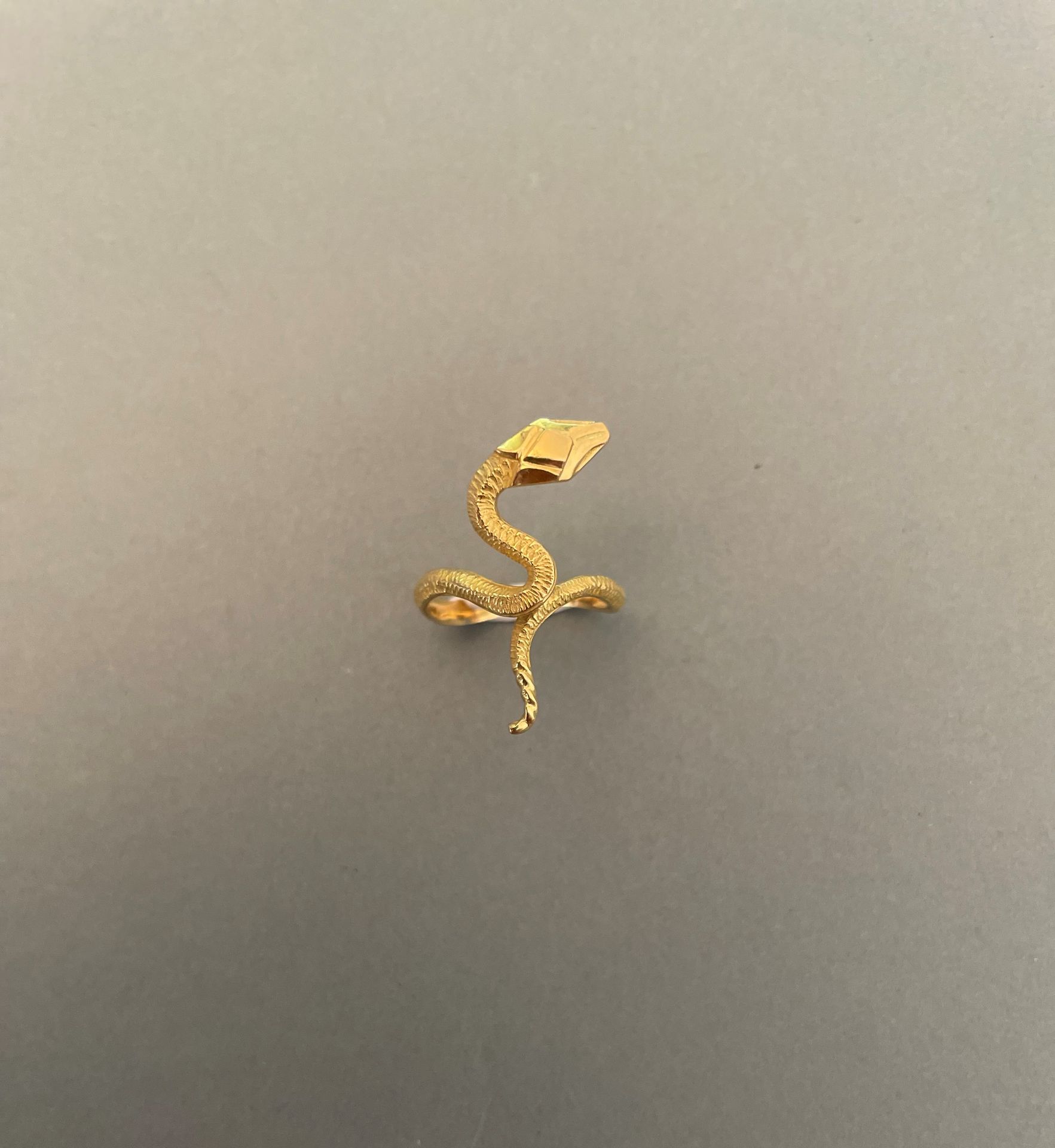Null Anello a serpente in oro giallo. 

Peso: 3,5 g.