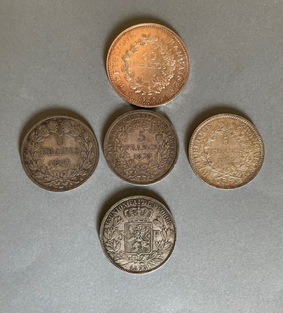 Null Lot von Silbermünzen :

eine 50 FF-Münze, 1977

drei Münzen von 5 FF, 1847,&hellip;