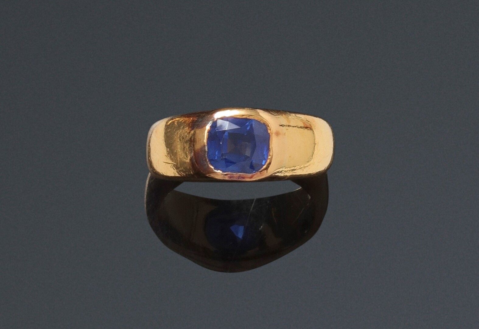 Null 黄金戒托上镶有枕形蓝宝石的戒指

有氧化的痕迹）。

重量：8,7克。

蓝宝石的重量：约1.80克拉。

(有轻微裂痕)。