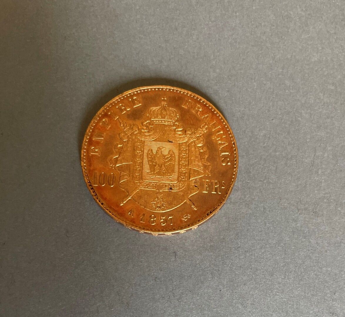 Null 第二帝国

100法郎金币，拿破仑三世光头，1857年，A.巴黎

重量：32.18克。

五彩斑斓的铜锈，磨损。